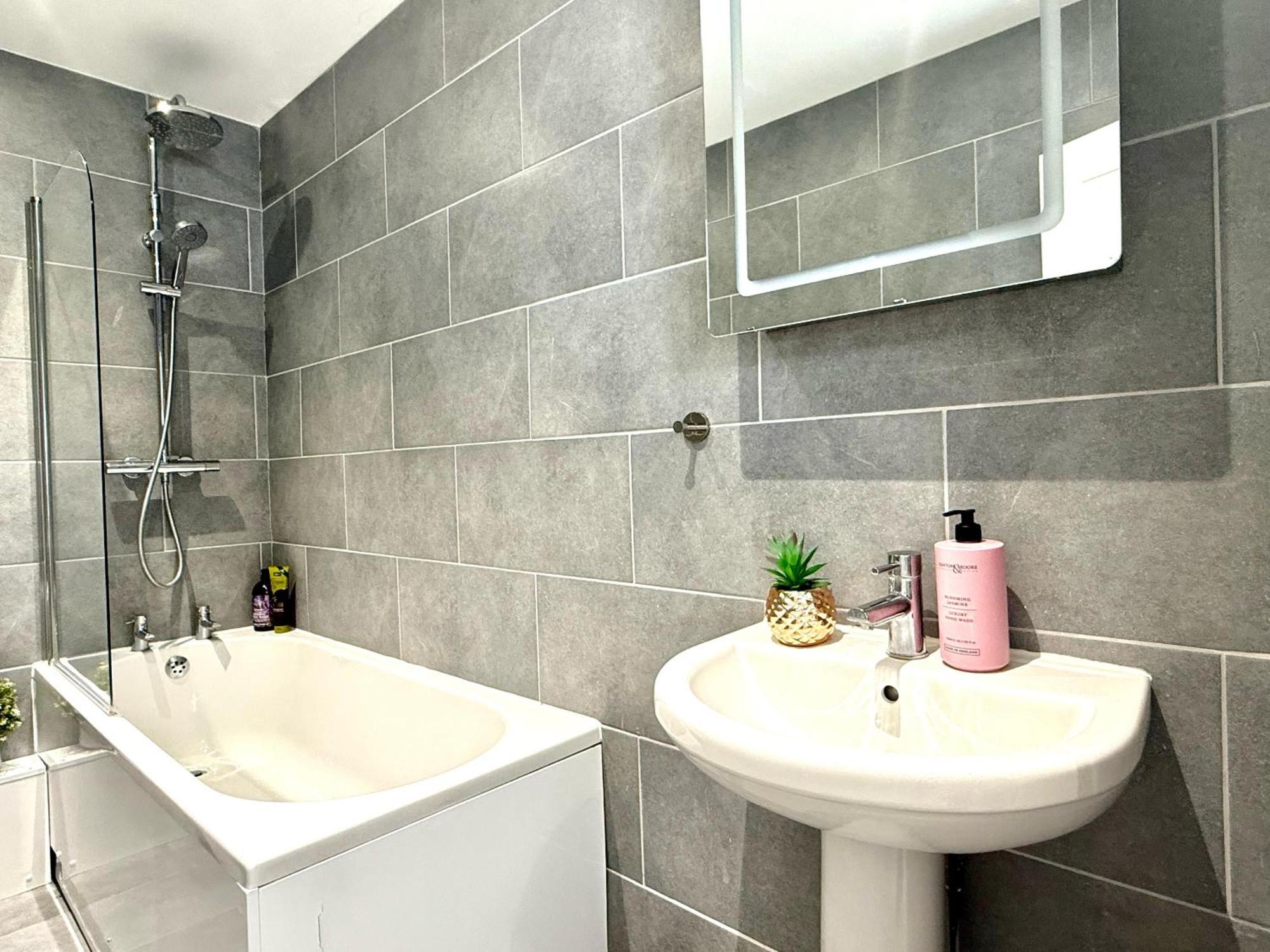 Hazel 1-Bedroom Cousy Flat, Parking, Wifi, Prime Location, Close To Blenheim Palace & Oxford Кидлингтън Екстериор снимка
